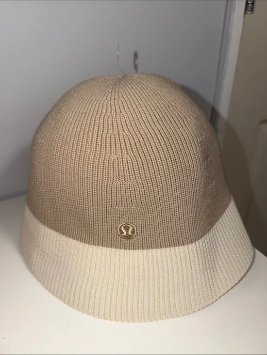 lululemon athletica Two-Tone Knit Bucket Hat in Beige and Cream