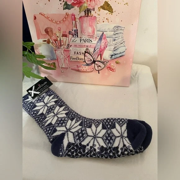 Cuddl duds  plush gripper socks blue and white NWT Christmas