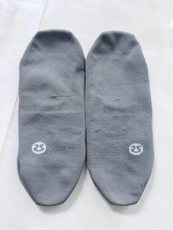 Lululemon no-show stretchy sticky gray socks unisex W 10/11 M 8/9