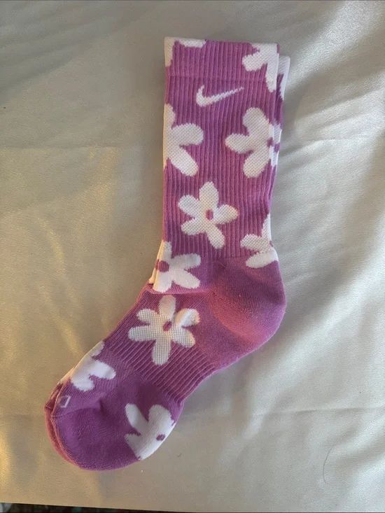New! Nike Women’s Pink Floral Crew Socks with White Flower Accents
