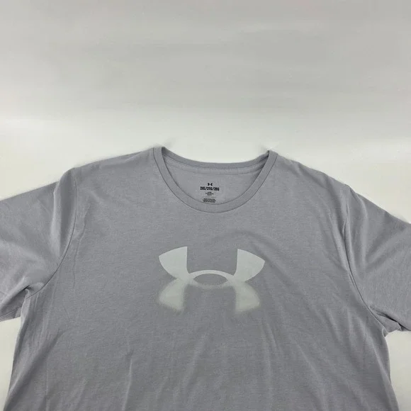 Under Armour Men's Reflective Big Logo Loose Fit T-Shirt Size 2XL Hydro Gray‎