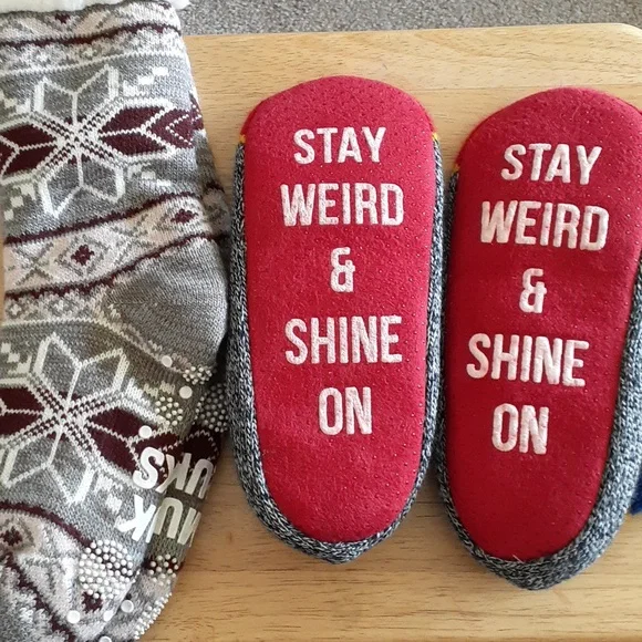 NWOT 2 Pair Slipper Socks M137