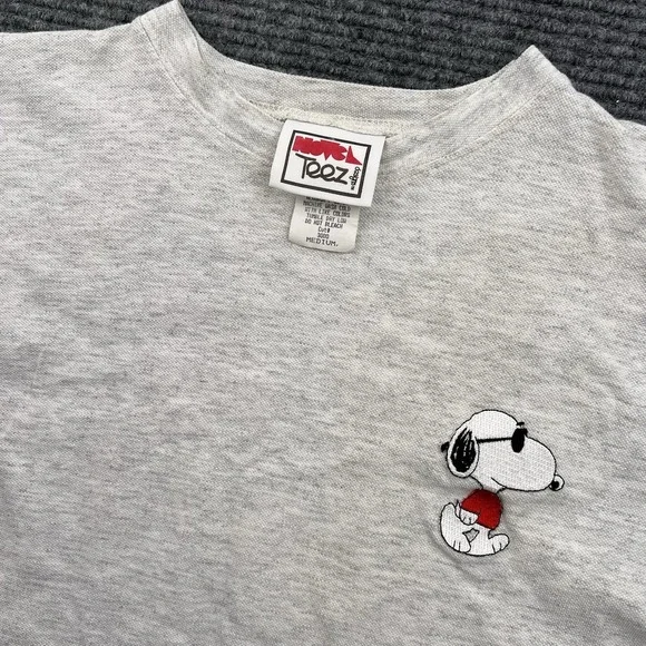Vintage Peanuts Embroidered Snoopy Shirt Men's Medium Gray Novel Tees USA‎ Made