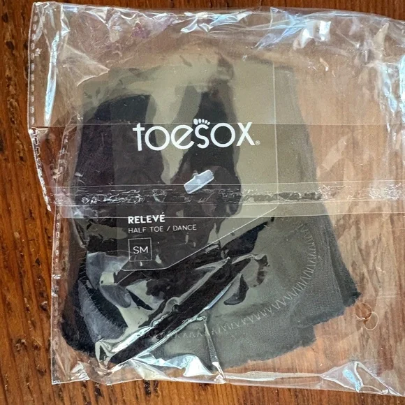 NWT ToeSox Releve Socks Size Small in Black Half Toe