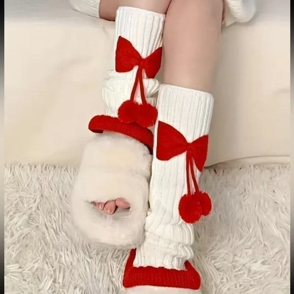 🖤 GREAT GIFT! Women’s Rib-knit leg warmers with pom-poms and ruffle - NWT