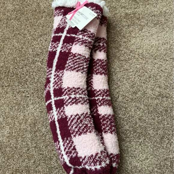 NWT Cuddl Duds Comfort Code Burgundy/Pink/White Sherpa Lined Lounge Socks 4-10