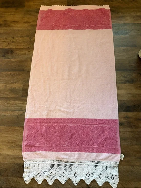 Vintage Pink Decorative Crochet-Trim Bath Towel roses