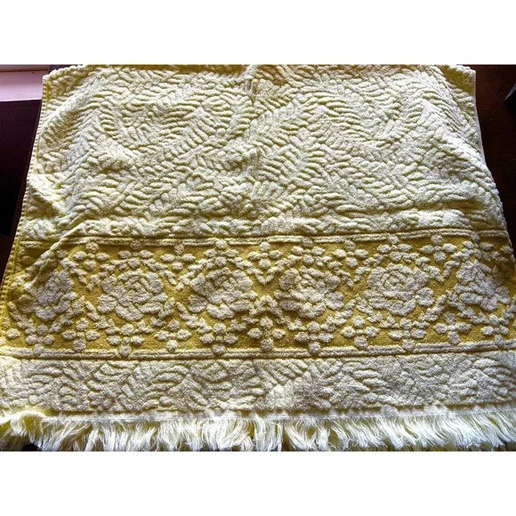Vintage Cannon Royal Family Bath Towel Thick Sculptured Pale Yellow Rose Floral