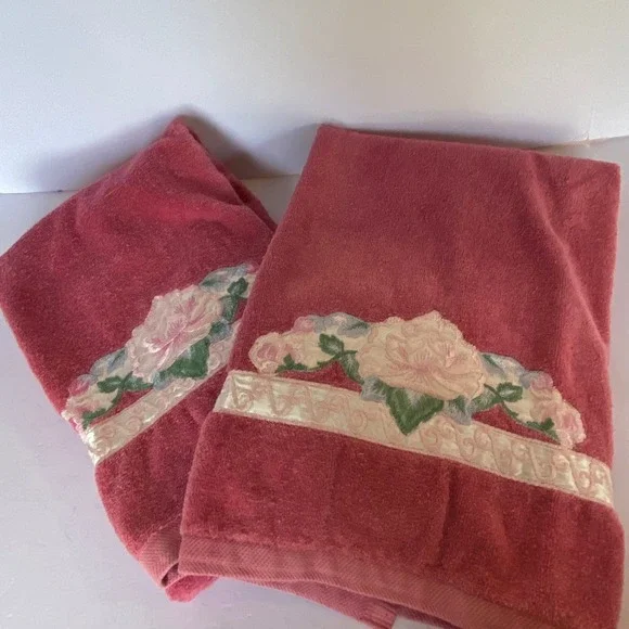 Vintage JCPenney Bath Towels Floral Embroidery Set of 2 USA 24x43 Applique