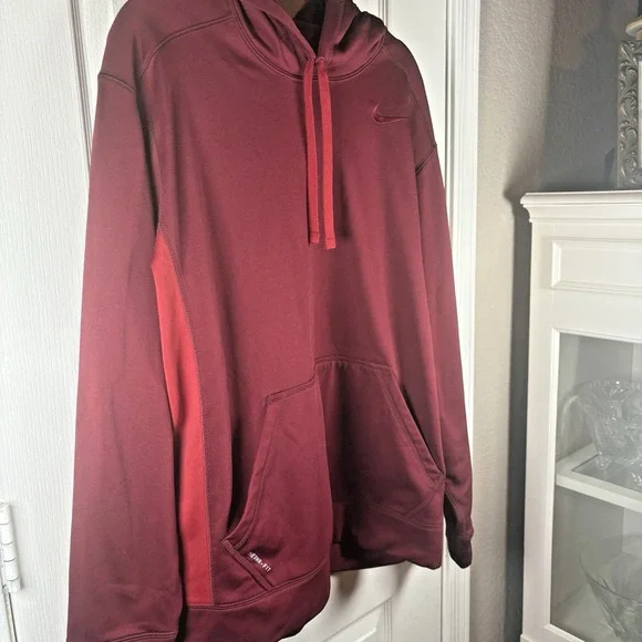 Nike Men's XL Red Berry Therma‑Fit Hoodie – Kangaroo Pocket, Warm Athletic Pullo