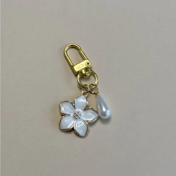White Flower keychain S1052