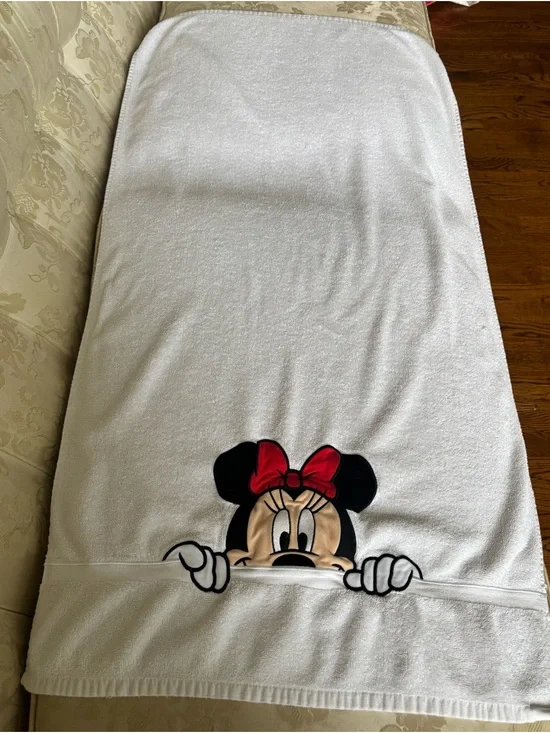 Vintage Embroidered Minnie Mouse Bath Towel Walt Disney Disneyland Resort 48”x24
