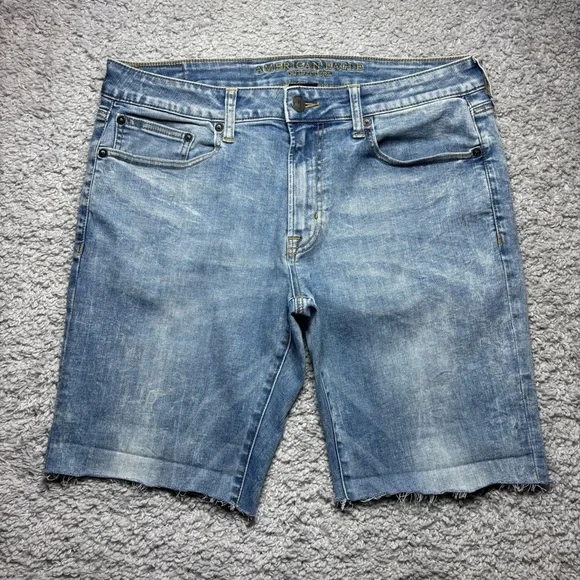 American Eagle Shorts Mens 34 Light Wash Denim Cut Offs Raw Hem Flex Casual Work