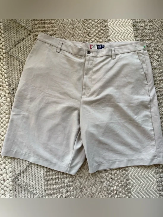 Chaps Men's Flat Front Shorts in Light Tan 42” waist pockets 10 inch inseam