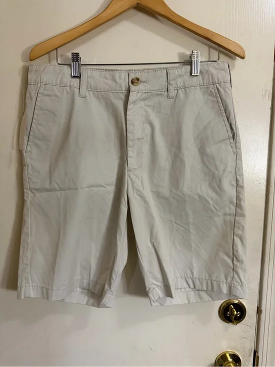 Izod Classic Fit Chino Men’s Short - Light Beige in size 32 . (145)