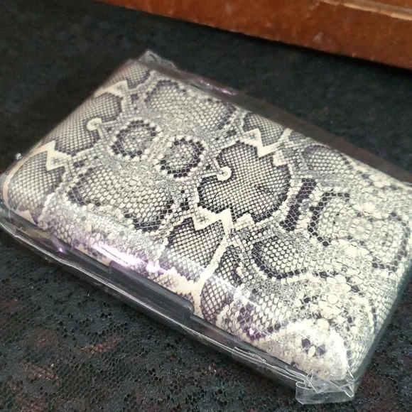Hard case card wallet Snakeskin design