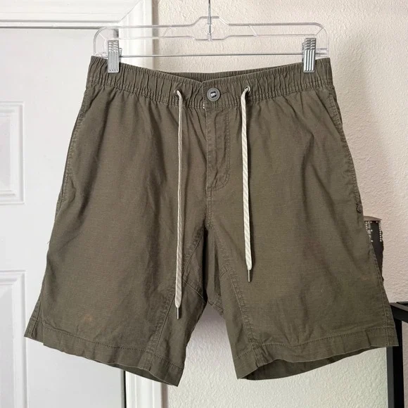 VUORI olive green men's athletic cargo pull on drawstring shorts