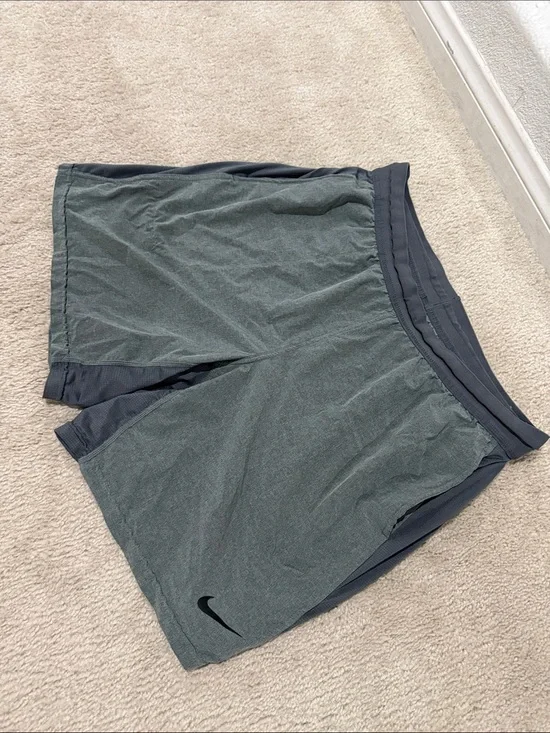 Nike Men’s Dark Gray Athletic Training Shorts dryfit