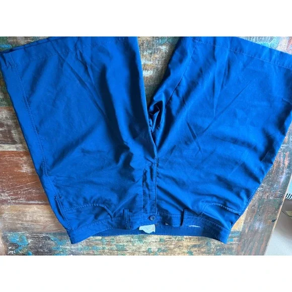 Men's size 40 under armour loose navy shorts 11 in inseam