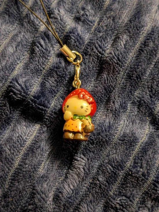 🦋 Hello Kitty Strawberry Charm Strap - Zipper Pull