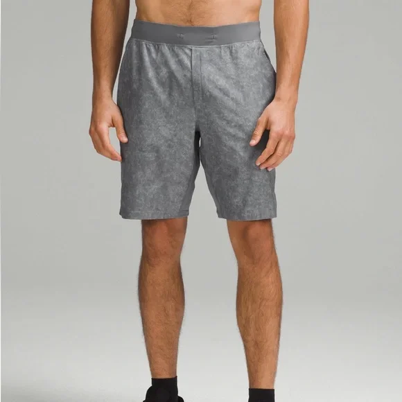 Lululemon men’s the liner less shorts 9”