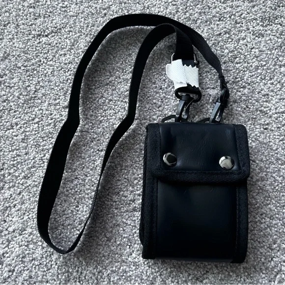 💚 NWOT black card holder with detachable strap