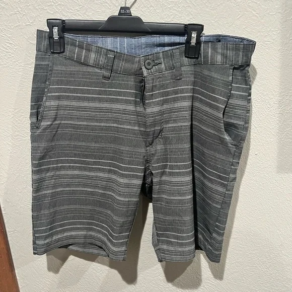 Men's Gray Striped  Shorts Burnside Size 32 Stretch EUC Zipper Pocket