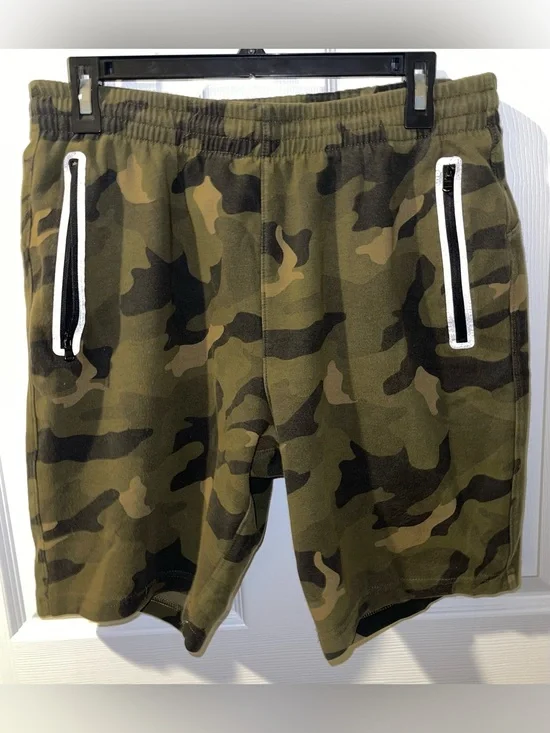 Men’s Medium camo shorts dynamic fleece stretch
