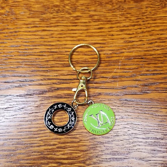 FASHION  Green Medallion Keychain with Black Ring Charm