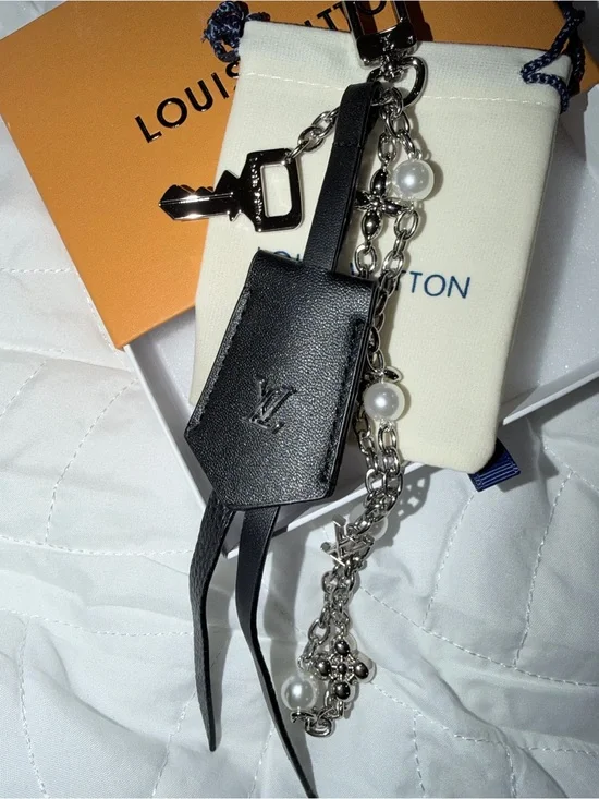 Fashion Black Leather Key & Card Holder with Chain
