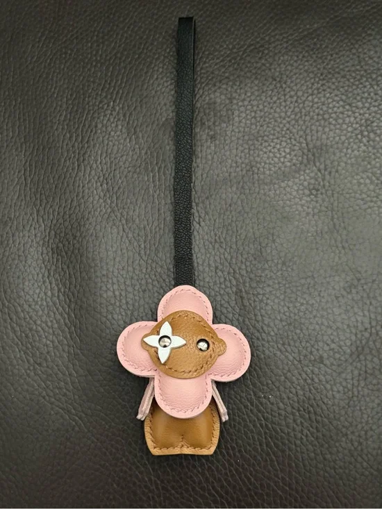 🩷LV pink and brown flower leather key/bag charm NWOT (PRICED. TO SELL)🔥🔥