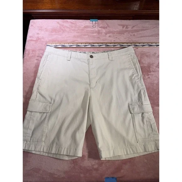 TOMMY BAHAMA  CARGO SHORTS MENS SIZE 40. Khaki. Comfort, Beach.