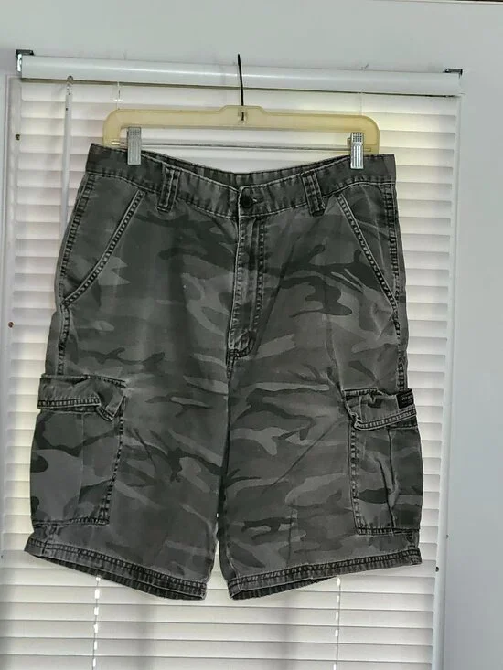 wrangler mans camo shorts size see description 32