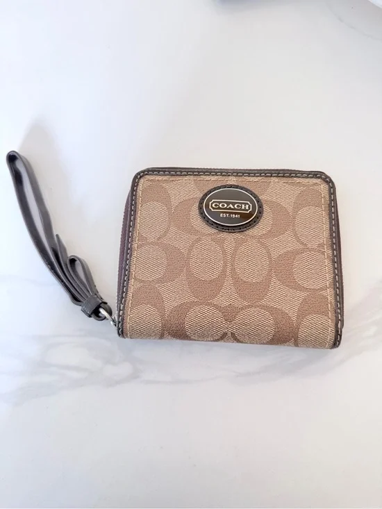 Coach signature peyton zip wallet