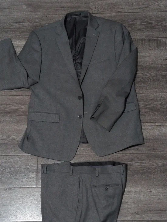 Calvin Klein Gray 2-Piece Suit 48R Jacket 40x30 Pants Regular Fit Pockets