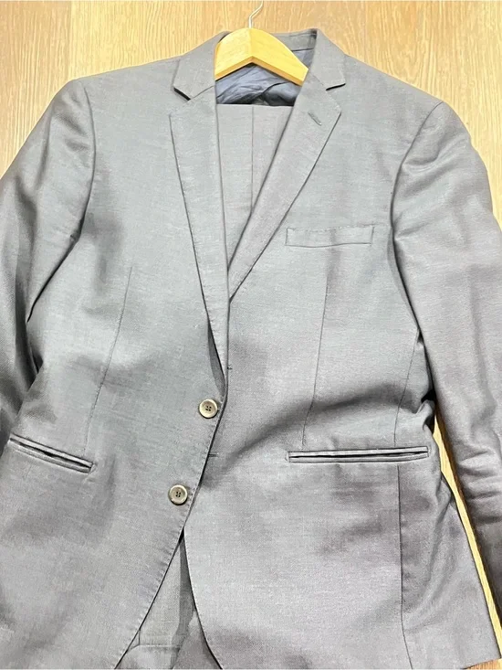 Gray Men's Two-Button suit