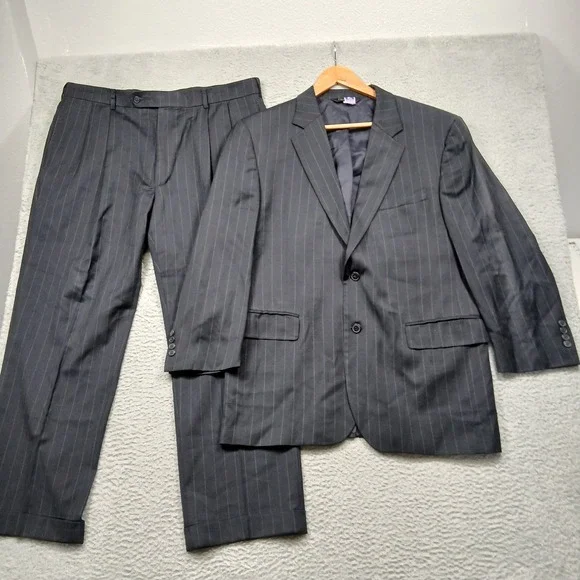 Jos A Bank Traveler's Collection Men's 43R Pinstripe Wool Suit‎ Gray 2-Button