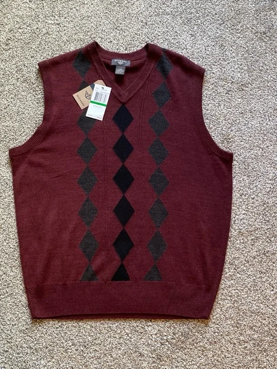 Dockers NWT Men’s Burgundy Black Argyle Extra Soft VNeck Sweater Vest Size L