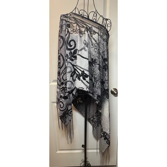 Kokomo NWT 7 Way Gray‎ Black Floral Metallic Fringe Poncho Shawl - One Size