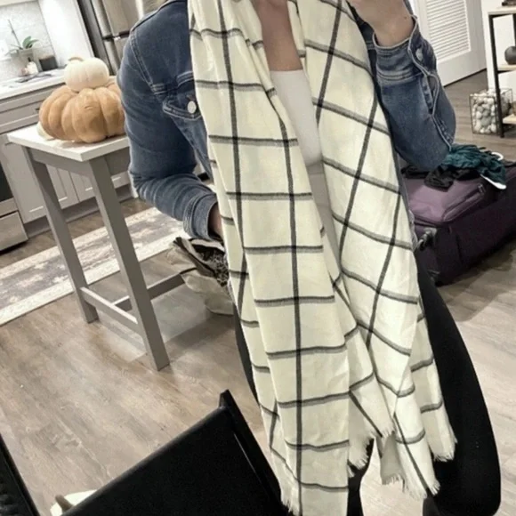 The Gap Striped Cozy Scarf Ivory & Black Windowpane Pattern So Soft NWOT 24
