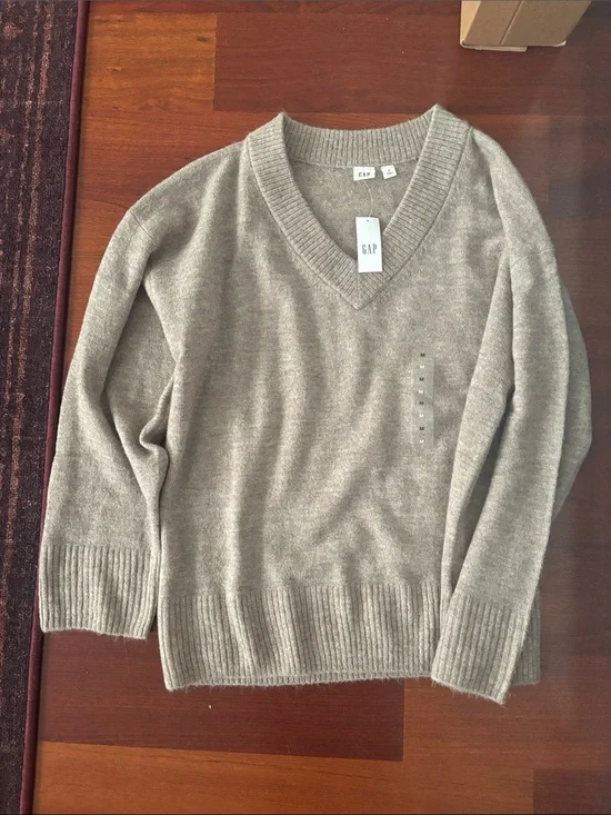 GAP Men's V-Neck Sweater in Light Taupe