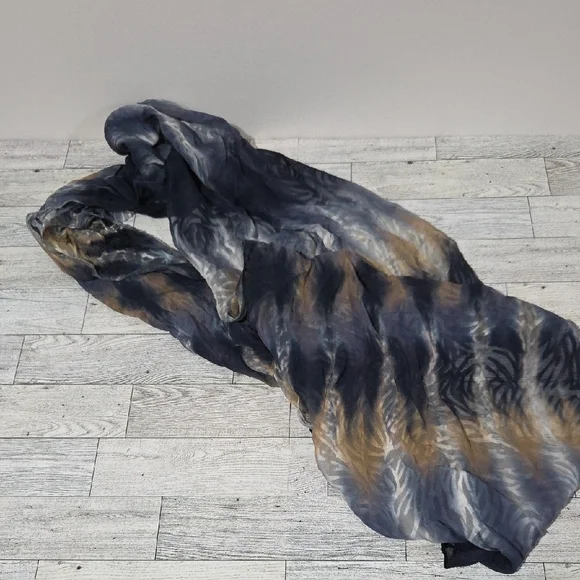 Elegant Tie-Dye Scarf in Black and Tan