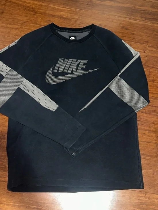 Vintage Nike Men’s Black Crewneck Sweatshirt