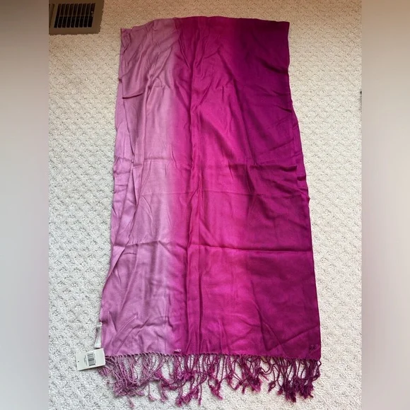 NWT Elegant shawl/wrap/scarf with fringe in beautiful shades of pink 70L/19W