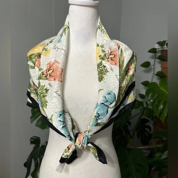 🧣 100% Polyester beautiful scarf measurements 35X35 great condition.