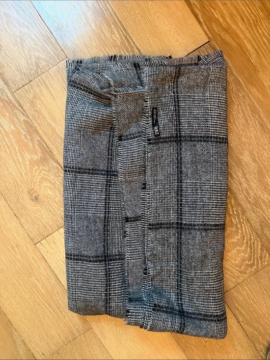 Zara soft Plaid Knit Scarf in Gray and Black