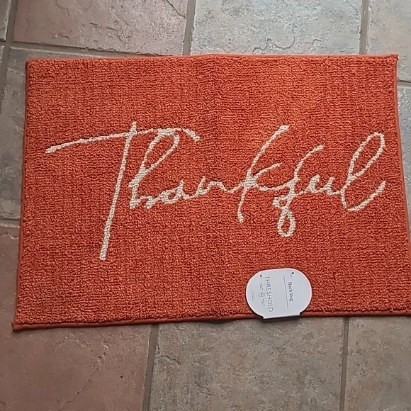 New with tags! Threshold Thankful Bath Mat in Rich Rust 17 x 24