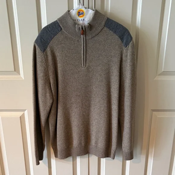 Vineyard Vines Men’s Merino Wool Sweater – Felt Shoulder Patch Detail Tan/Gray L