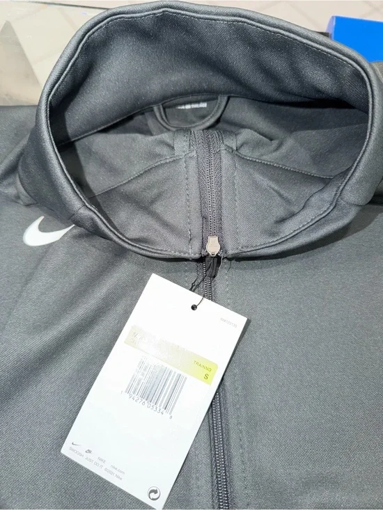 Nike Black Full-Zip Jacket with Subtle Swoosh
