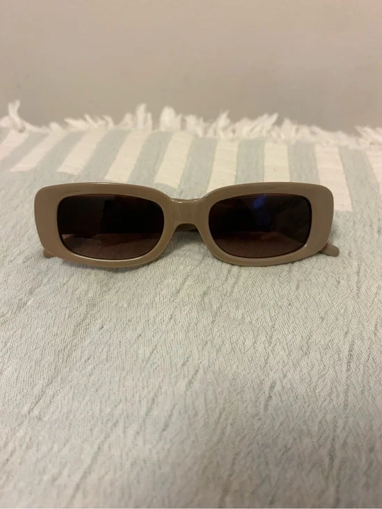 Vince Camuto Beige Rectangular Sunglasses with Brown Lenses